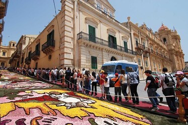 INFIORATA DI NOTO barocca in Sicilia. Fotografie di Giulio Azzarello ©2014. INFIORATA DI NOTO barocca in Sicilia. Fotografie di Giulio Azzarello ©2014.
