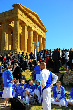 Mandorlo in Fiore la sfilata. Fotografie di Giulio Azzarello &copy;2017.