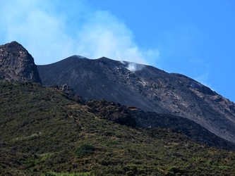 STROMBOLI fotografie di Giulio Azzarello ©2020. STROMBOLI fotografie di Giulio Azzarello ©2020.