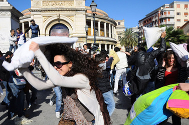 LOTTA DI CUSCINI flash mob fotografie di Giulio Azzarello ©2014. LOTTA DI CUSCINI flash mob fotografie di Giulio Azzarello ©2014.