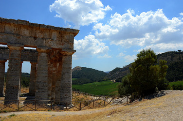 SEGESTA il sito archeologico il teatro greco e l acropoli. Panorami e particolari. Fotografie di Giulio Azzarello &copy;2014.