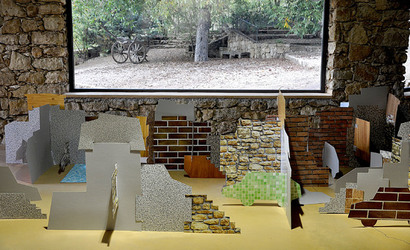 ANNE CLEMENCE de GROLEE e una sua installazione. Fotografie di Giulio Azzarello &copy;2014.