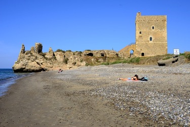 CASTELLO di Campofelice di Roccella. Fotografie di Giulio Azzarello &copy;2020.