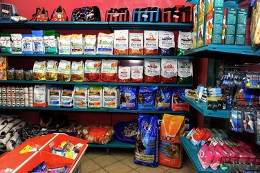 NEGOZIO di ANIMALI. Fotografie di Giulio Azzarello ©2018. NEGOZIO di ANIMALI. Fotografie di Giulio Azzarello ©2018.