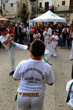 DANZE BRASILIANE E DANZATORI MULTIETNICI a Monreale in Sicilia. Fotografie di Giulio Azzarello &copy;2014.