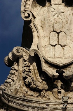 LE SCULTURE DI SAN PIETRO sopra il colonnato a Roma. Fotografie di Giulio Azzarello &copy;2014.