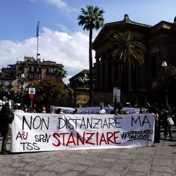 TEATRANTI che manifestano. Fotografie di Giulio Azzarello ©2020. TEATRANTI che manifestano. Fotografie di Giulio Azzarello ©2020.