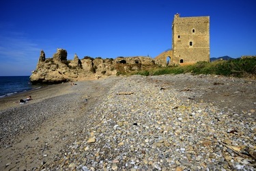 CASTELLO di Campofelice di Roccella. Fotografie di Giulio Azzarello &copy;2020.