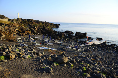 ISOLA DI USTICA la costa. Fotografie di Giulio Azzarello &copy;2016.