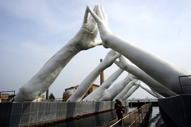 LE MANI DI LORENZO QUENN Biennale di Venezia. Fotografie di Giulio Azzarello &copy;2020.