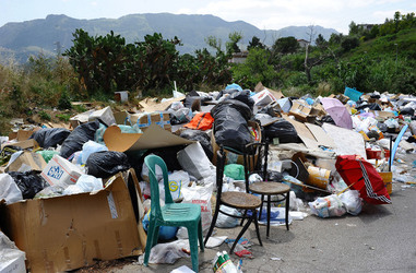 DISCARICA abusiva nei pressi del comune e paese di Monreale in Sicilia. Fotografie di Giulio Azzarello &copy;2014.
