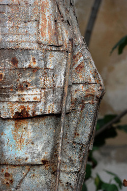 ANGELO DENARO pittore artista siciliano con la sua scultura di ferro. Fotografie di Giulio Azzarello &copy;2014.