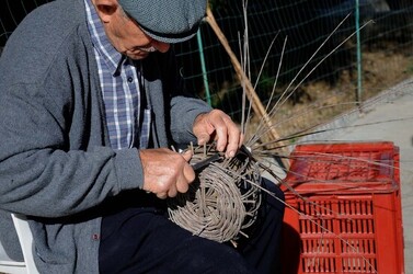 CESTO tipico tradizionale siciliano impagliato. Fotografie di Giulio Azzarello &copy;2014.