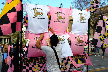 I TIFOSI DEL PALERMO CALCIO in piazza per festeggiare. Fotografie di Giulio Azzarello ©2014. I TIFOSI DEL PALERMO CALCIO in piazza per festeggiare. Fotografie di Giulio Azzarello ©2014.