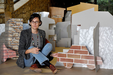 ANNE CLEMENCE de GROLEE e una sua installazione. Fotografie di Giulio Azzarello &copy;2014.