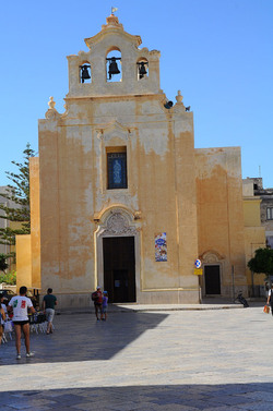Il PORTO DI FAVIGNANA in Sicilia visioni panoramiche o particolari. Fotografie di Giulio Azzarello &copy;2014.