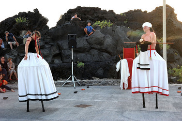 TRAMPOLIERI A LINOSA in Sicilia tutti i momenti dello spettacolo. Fotografie di Giulio Azzarello &copy;2014.