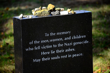 AUSCHHWITZ BIRKENAU le lapidi della memoria. Fotografie di Giulio Azzarello &copy;2016.