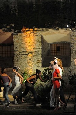 DANZE URBANE contemporanee per le vie di Palermo. Fotografie di Giulio Azzarello &copy;2014.