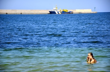 LA RAGAZZA e il mare fotografie di Giulio Azzarello &copy;2019.