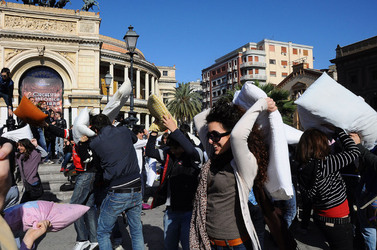 LOTTA DI CUSCINI flash mob fotografie di Giulio Azzarello ©2014. LOTTA DI CUSCINI flash mob fotografie di Giulio Azzarello ©2014.