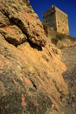 CASTELLO di Campofelice di Roccella. Fotografie di Giulio Azzarello &copy;2020.