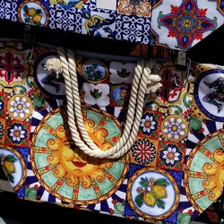 SOUVENIR. Fotografie di Giulio Azzarello ©2023. SOUVENIR. Fotografie di Giulio Azzarello ©2023.