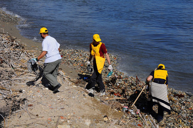 LA BONIFICA delle coste a Palermo una azione simbolica di Lega Ambiente Sicilia. Fotografie di Giulio Azzarello &copy;2014.