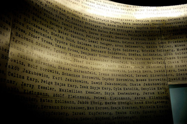 IL MUSEO SCHINDLER a Cracovia. Fotografie di Giulio Azzarello ©2016. IL MUSEO SCHINDLER a Cracovia. Fotografie di Giulio Azzarello ©2016.