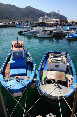 Il PORTO DI FAVIGNANA in Sicilia visioni panoramiche o particolari. Fotografie di Giulio Azzarello &copy;2014.