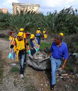 LA BONIFICA delle coste a Palermo una azione simbolica di Lega Ambiente Sicilia. Fotografie di Giulio Azzarello &copy;2014.