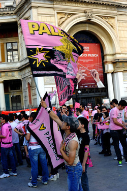 I TIFOSI DEL PALERMO CALCIO in piazza per festeggiare. Fotografie di Giulio Azzarello ©2014. I TIFOSI DEL PALERMO CALCIO in piazza per festeggiare. Fotografie di Giulio Azzarello ©2014.