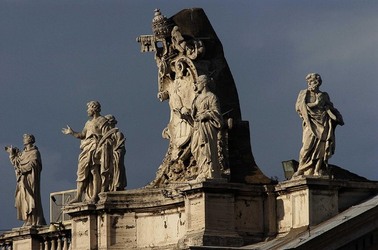 LE SCULTURE DI SAN PIETRO sopra il colonnato a Roma. Fotografie di Giulio Azzarello &copy;2014.