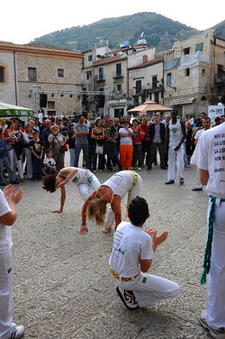 DANZE BRASILIANE E DANZATORI MULTIETNICI a Monreale in Sicilia. Fotografie di Giulio Azzarello &copy;2014.