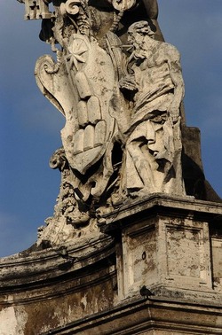 LE SCULTURE DI SAN PIETRO sopra il colonnato a Roma. Fotografie di Giulio Azzarello &copy;2014.
