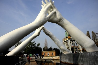 LE MANI DI LORENZO QUENN Biennale di Venezia. Fotografie di Giulio Azzarello &copy;2020.