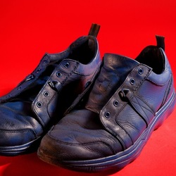 SCARPE. Fotografia di Giulio Azzarello ©2023. SCARPE. Fotografia di Giulio Azzarello ©2023.