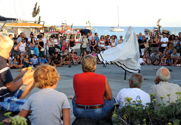 TRAMPOLIERI A LINOSA in Sicilia tutti i momenti dello spettacolo. Fotografie di Giulio Azzarello &copy;2014.