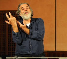 CARLO MAGNO spettacolo epico di e con Mimmo Cuticchio. Fotografie di Giulio Azzarello &copy;2014.