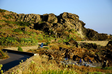 ISOLA DI USTICA la costa. Fotografie di Giulio Azzarello &copy;2016.