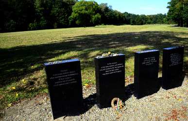 AUSCHHWITZ BIRKENAU le lapidi della memoria. Fotografie di Giulio Azzarello &copy;2016.