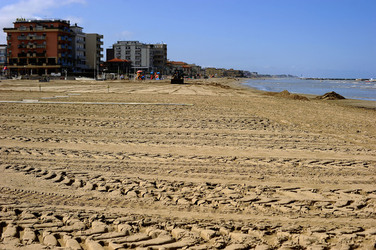 TEMPIO MALATESTIANO e SPIAGGIA di Rimini. Fotografie di Giulio Azzarello &copy;2016.