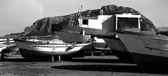 BIANCO NERO. Fotografie di Giulio Azzarello ©2021. BIANCO NERO. Fotografie di Giulio Azzarello ©2021.