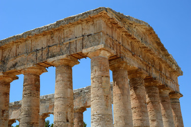 SEGESTA il sito archeologico il teatro greco e l acropoli. Panorami e particolari. Fotografie di Giulio Azzarello &copy;2014.