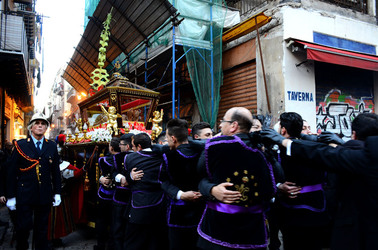 PROCESSIONI religiose per la Pasqua a Palermo. Fotografie di Giulio Azzarello ©2016. PROCESSIONI religiose per la Pasqua a Palermo. Fotografie di Giulio Azzarello ©2016.