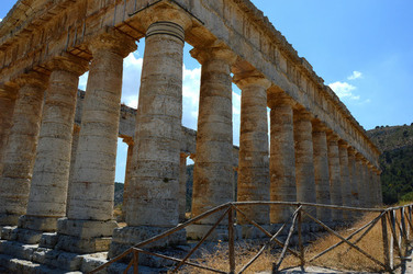 SEGESTA il sito archeologico il teatro greco e l acropoli. Panorami e particolari. Fotografie di Giulio Azzarello &copy;2014.