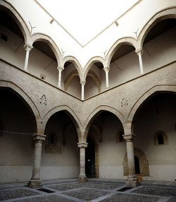 LOGGIATO arabo normanno allo Steri di Palermo. Fotografie di Giulio Azzarello &copy;2014.