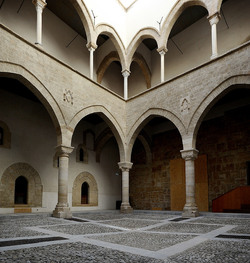 LOGGIATO arabo normanno allo Steri di Palermo. Fotografie di Giulio Azzarello &copy;2014.