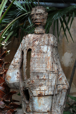 ANGELO DENARO pittore artista siciliano con la sua scultura di ferro. Fotografie di Giulio Azzarello &copy;2014.