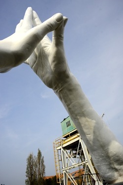 LE MANI DI LORENZO QUENN Biennale di Venezia. Fotografie di Giulio Azzarello &copy;2020.